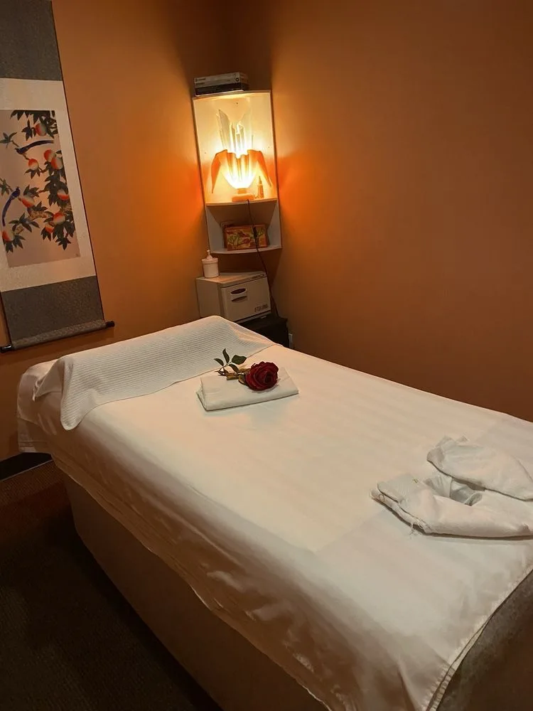 Single massage room with rose accent